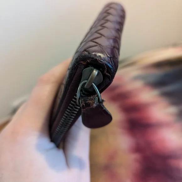 VGUC Bottega Veneta Zip Bifold Wallet in Merlot